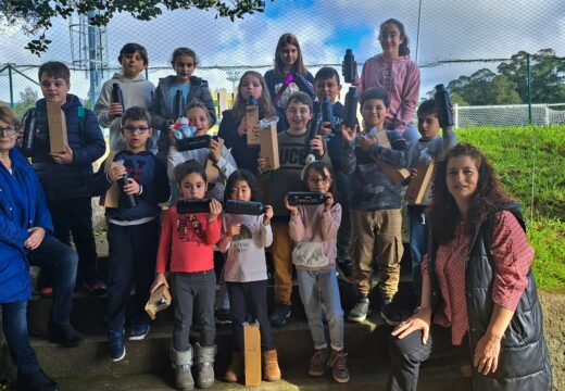 A terceira edición de As sete Rosalías supuxo o sorteo de 50 agasallos entre o alumnado da primaria da Pobra